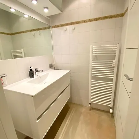 Cool Flat - Private Parking & Rooftop Terrace