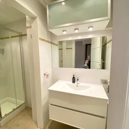 Cool Flat - Private Parking & Rooftop Terrace בית נופש